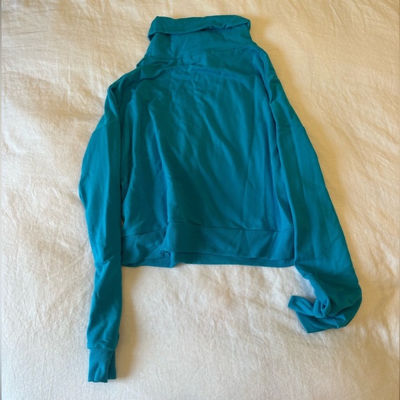 Beyond Yoga All Time Blue Blow Turtleneck Cropped Pullover Size L - Picture 7 of 7